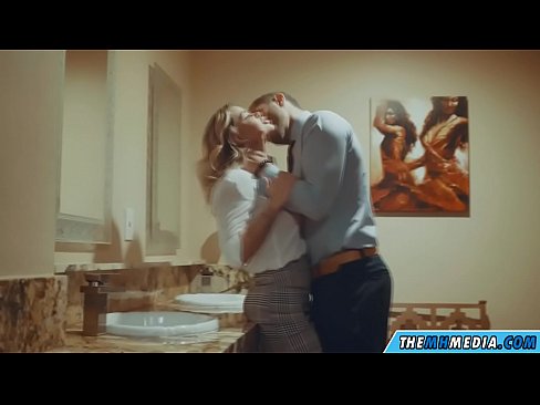 ❤️ Kana blonde ine busty inokukwezvera muchimbuzi cheveruzhinji ☑